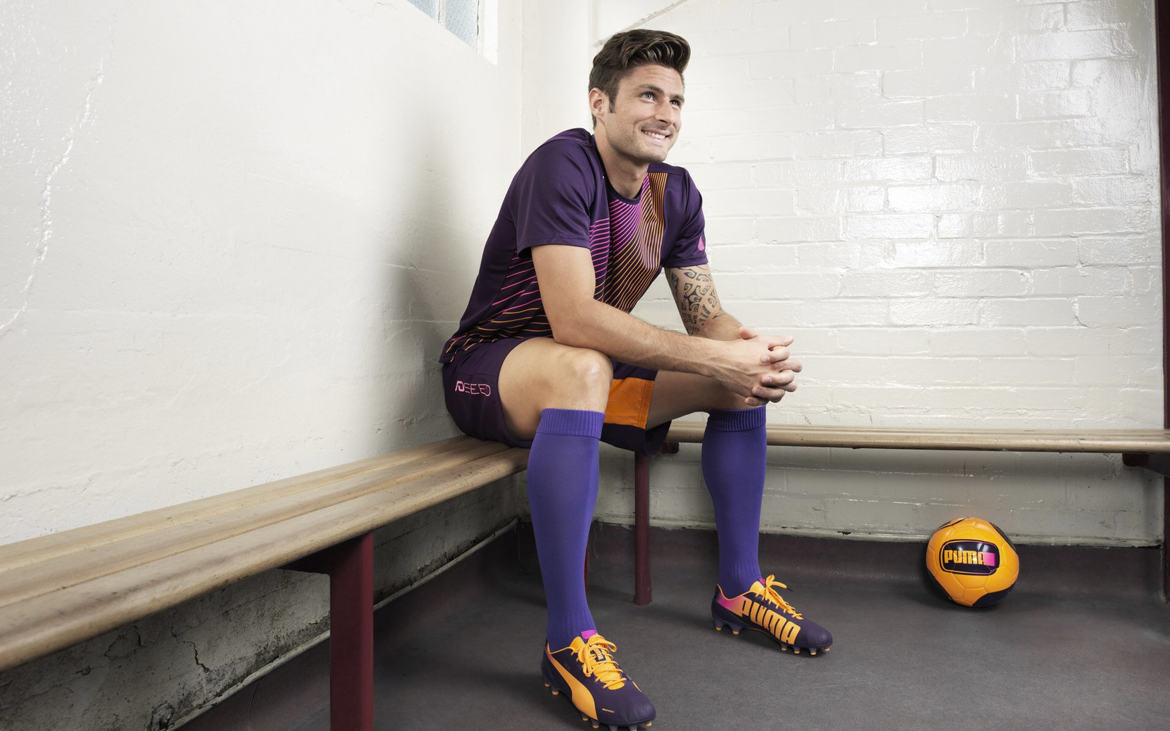 国家队战术核心频繁更替影响风格形成，国家队战斗姿势